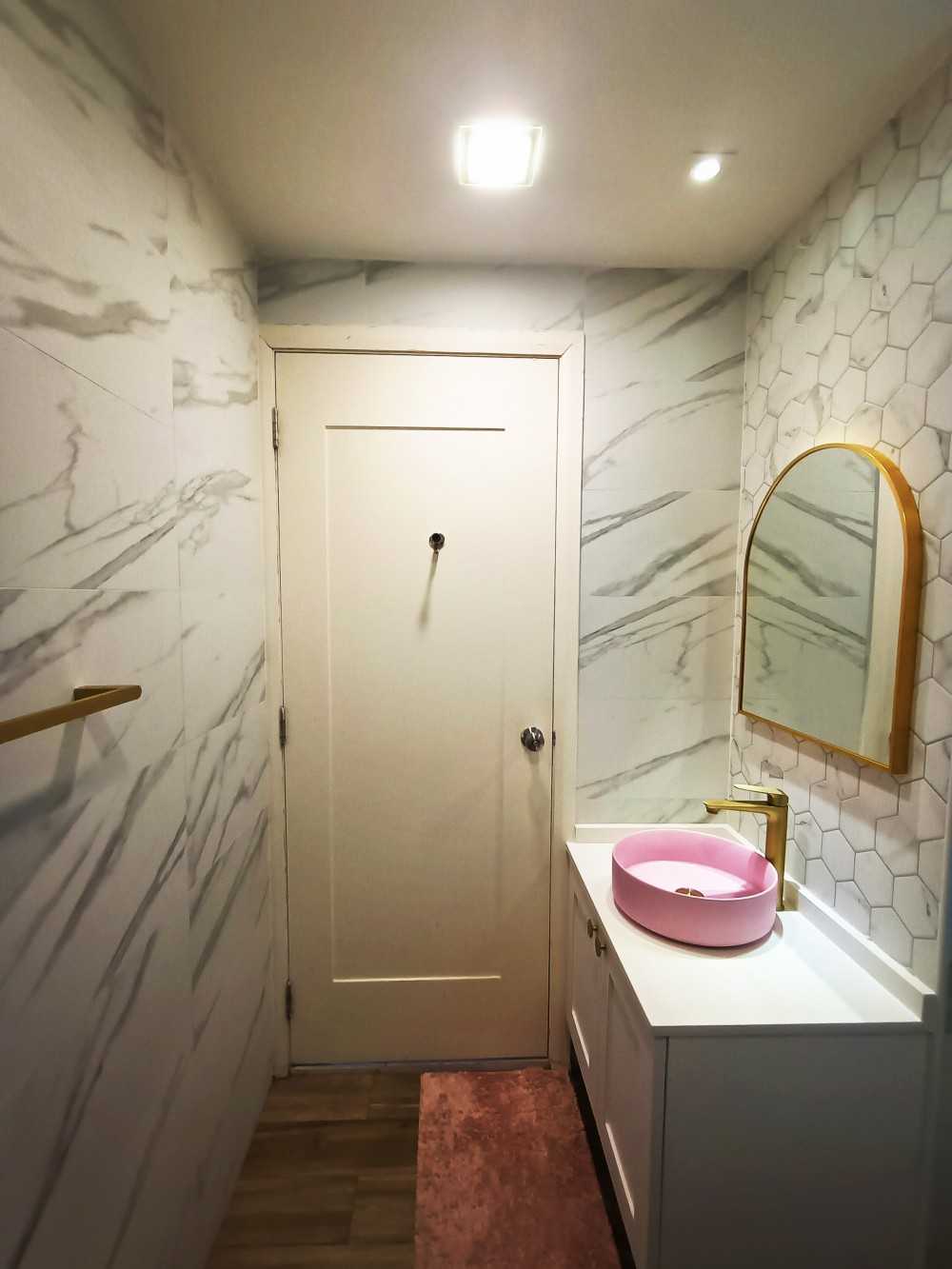 Contemporary Bathroom with Countertop and Homogeneous Tiles