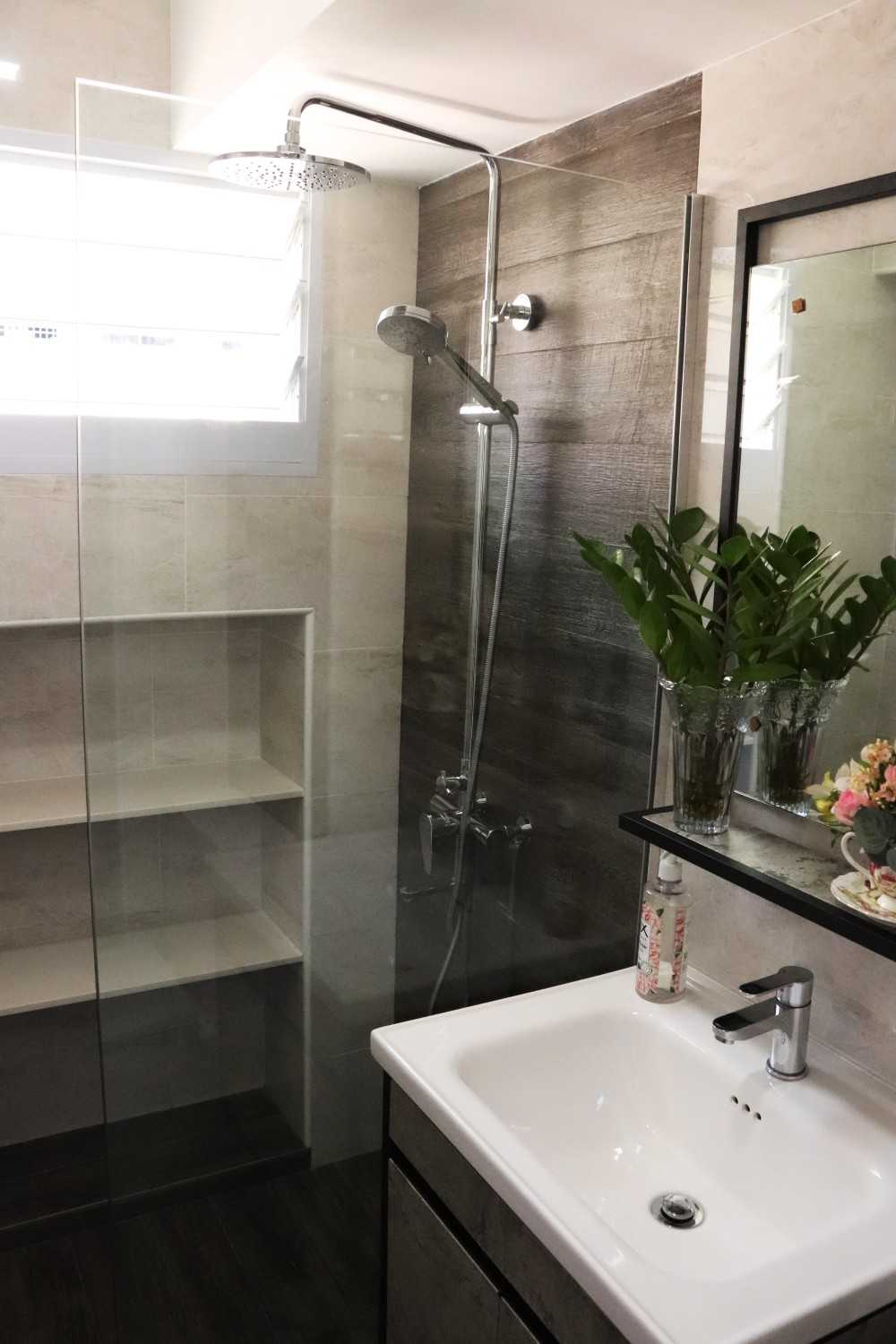 Modern Bathroom with Homogeneous Tiles and Shower Screen