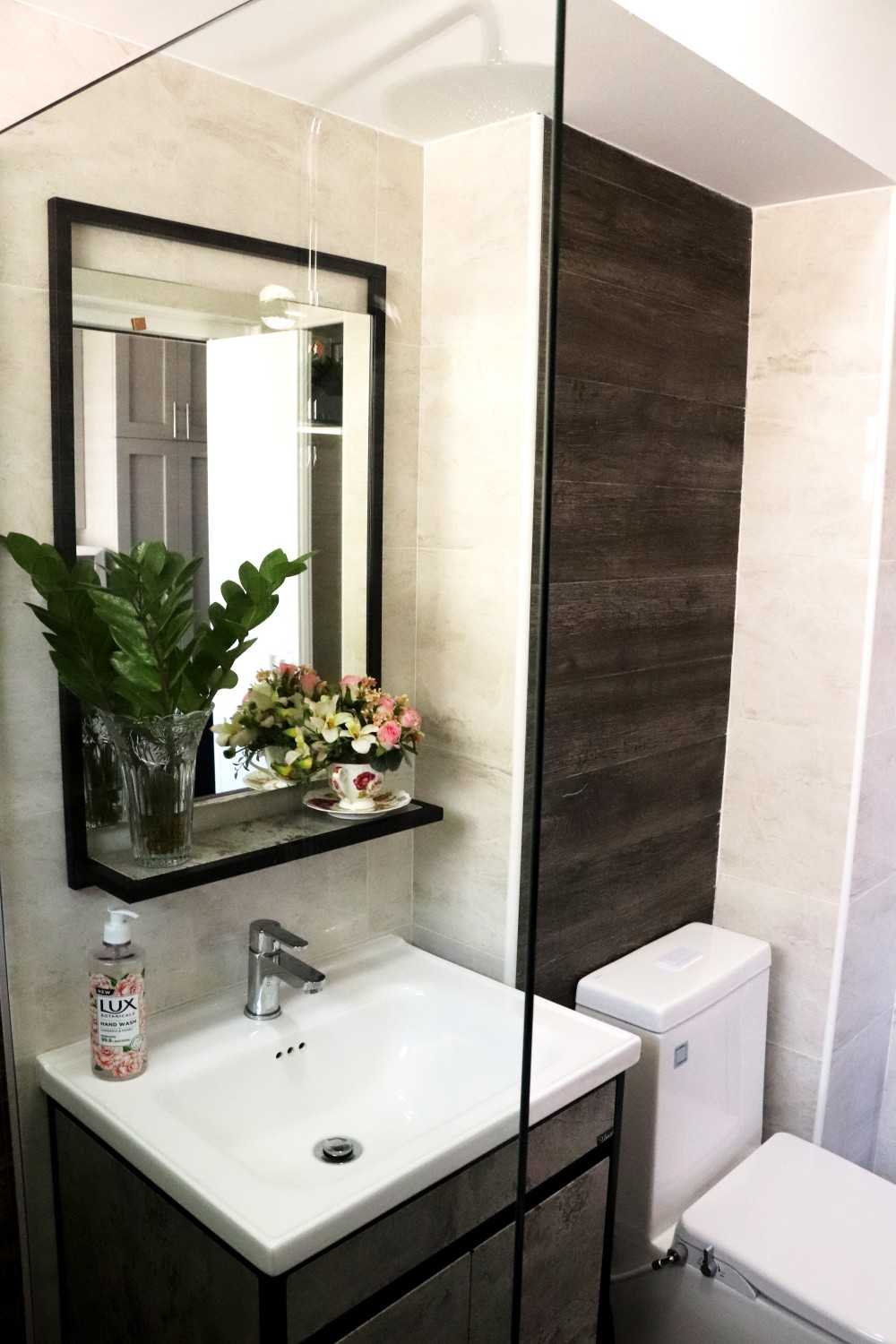 Modern Bathroom with Homogeneous Tiles and Mirror