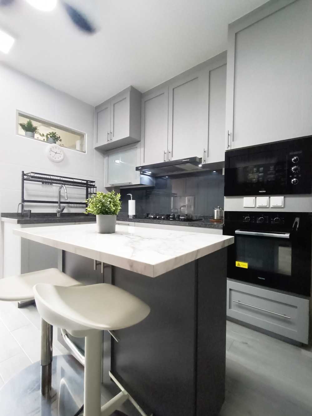 Modern Kitchen with Countertop and Kitchen Island