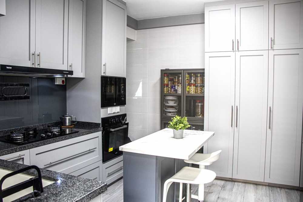 Modern Kitchen with Countertop and Homogeneous Tiles