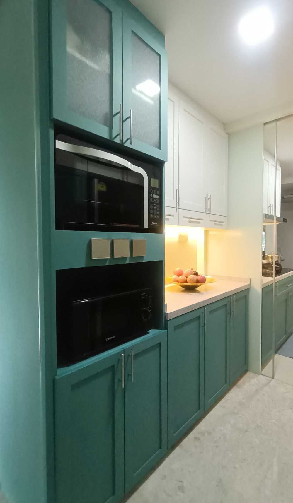 Transitional Kitchen with Countertop and Kitchen Backsplash