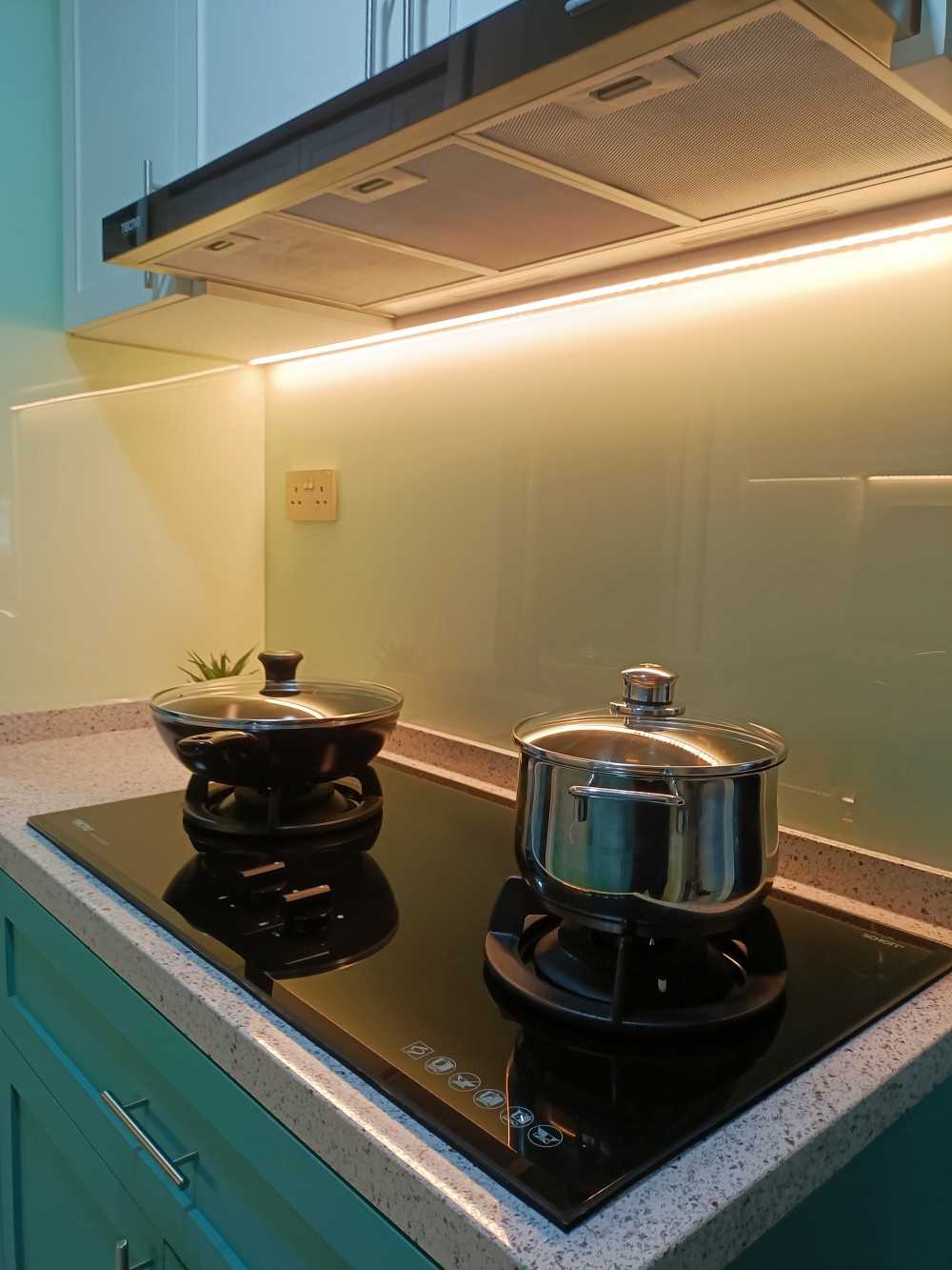 Transitional Kitchen with Countertop and Kitchen Backsplash