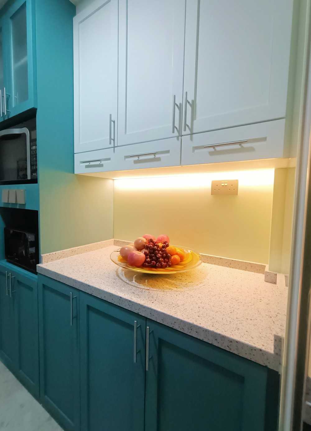 Transitional Kitchen with Countertop and Kitchen Backsplash