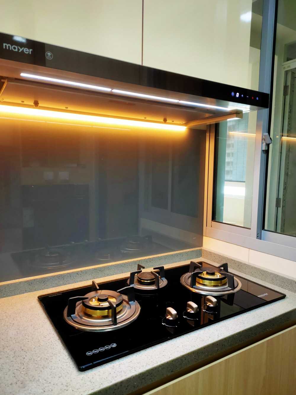 Transitional Kitchen with Countertop and Homogeneous Tiles