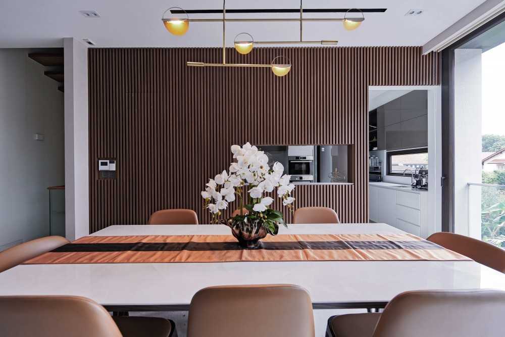 Contemporary Dining Room with Dining Table and Dining Chairs
