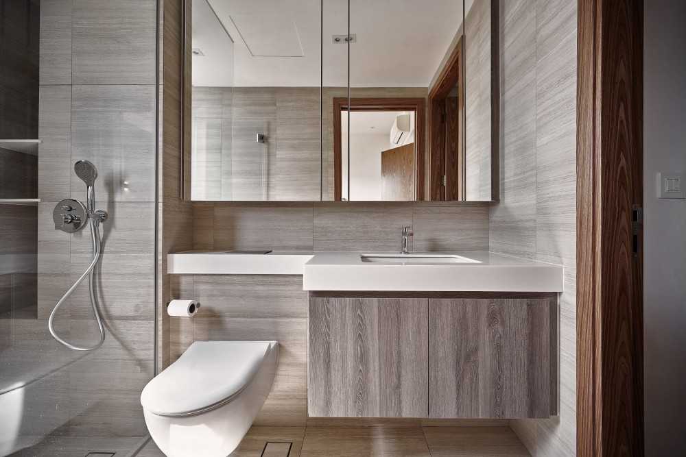 Contemporary Bathroom with Mirror and Bathroom Storage