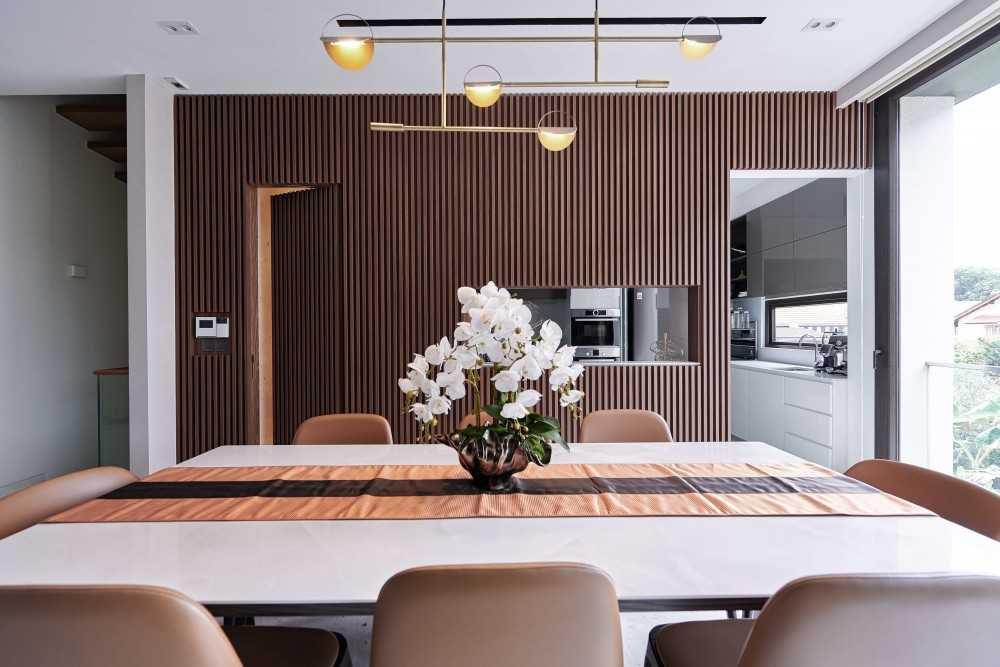 Contemporary Dining Room with Dining Table and Dining Chairs