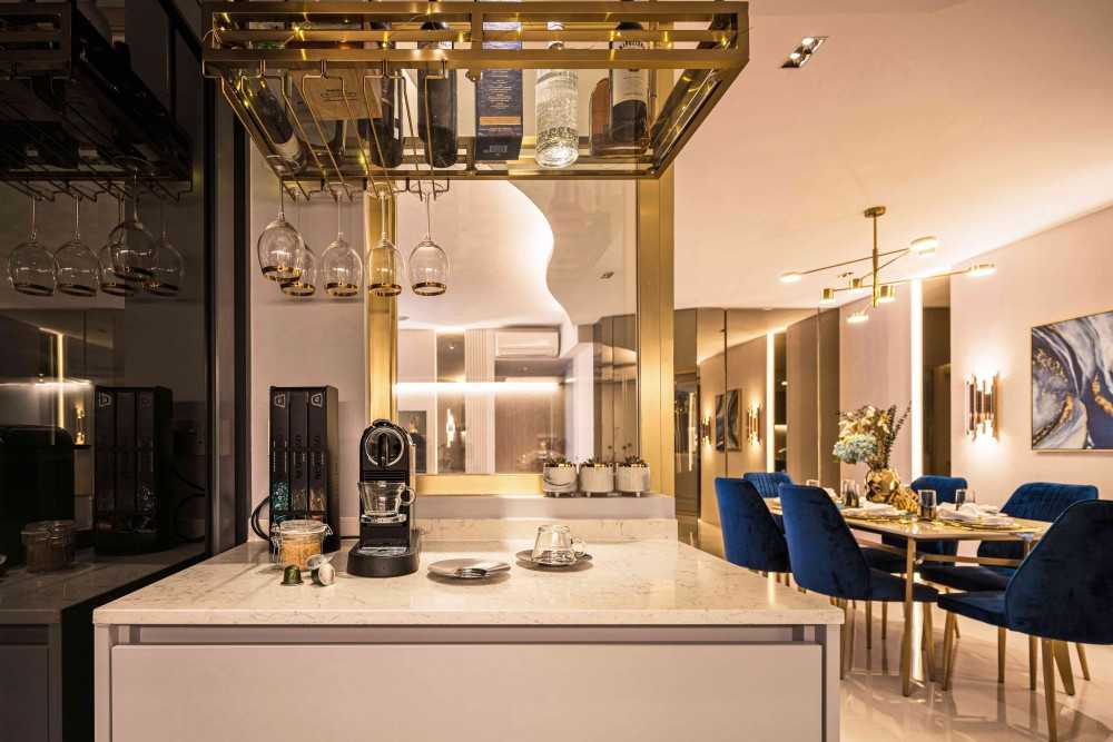 Modern Kitchen with Cupboard and Kitchen Backsplash