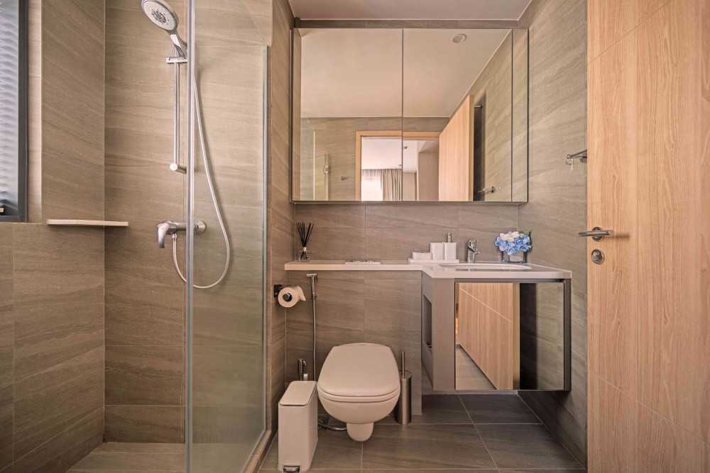 Modern Bathroom with Mirror and Bathroom Storage