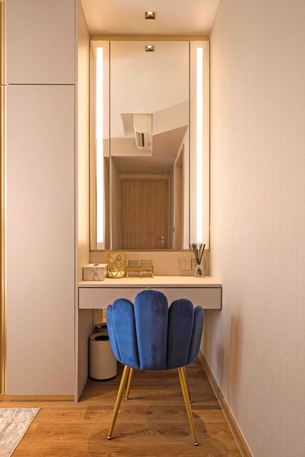 Modern Walk-in Wardrobe with Mirror and Wardrobe