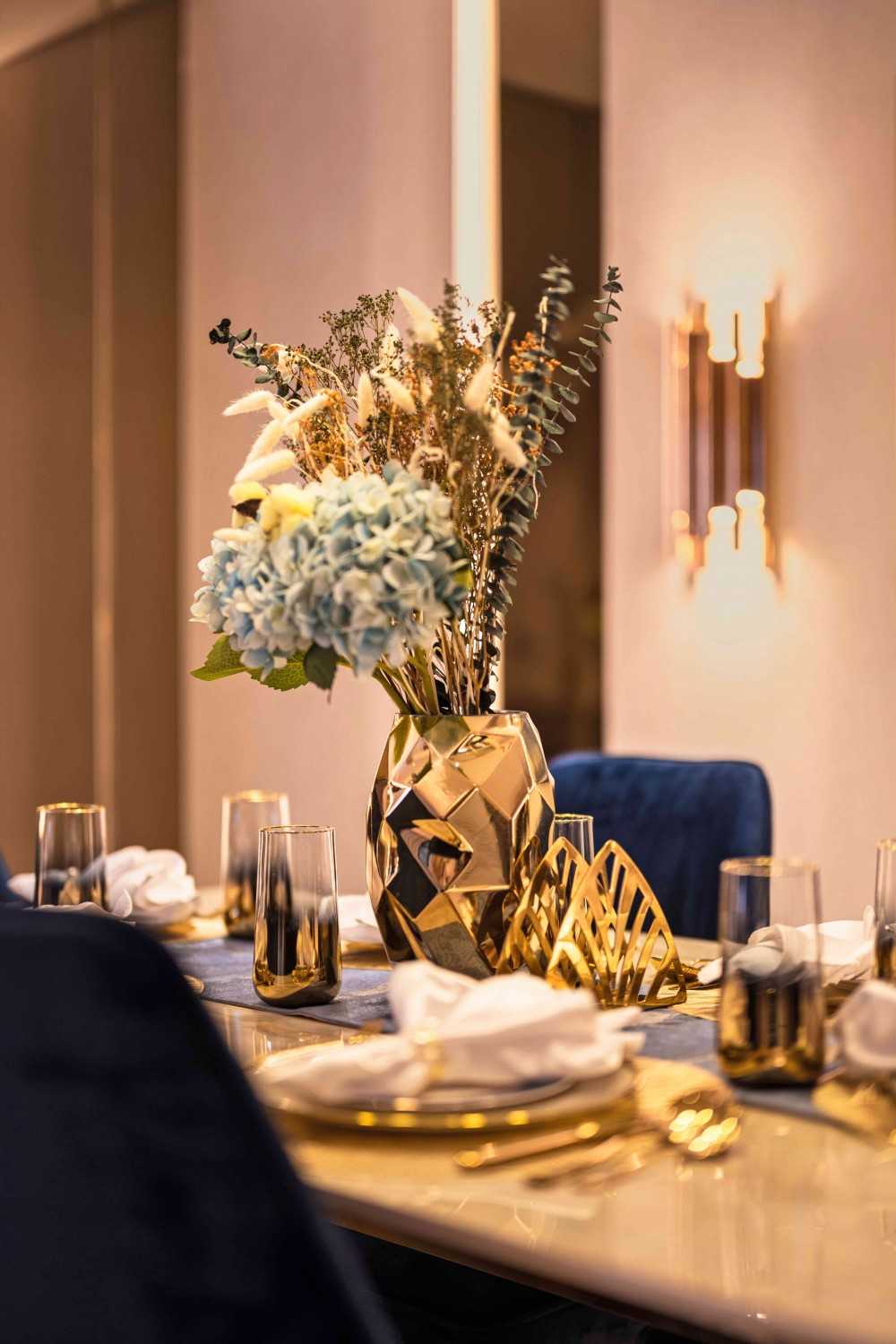 Modern Dining Room with Dining Table and Dining Chairs