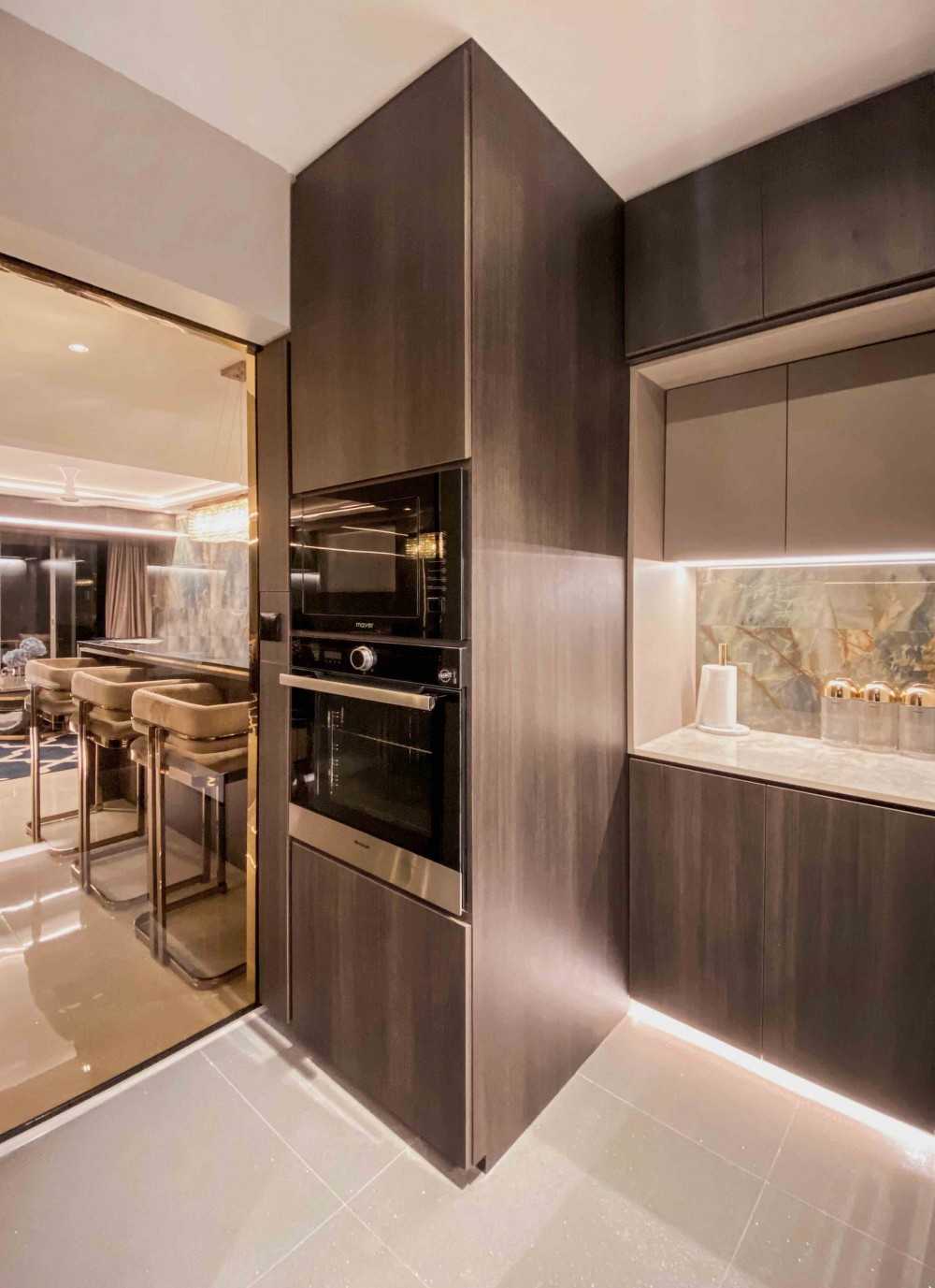Modern Kitchen with Open Kitchen and Breakfast Counter