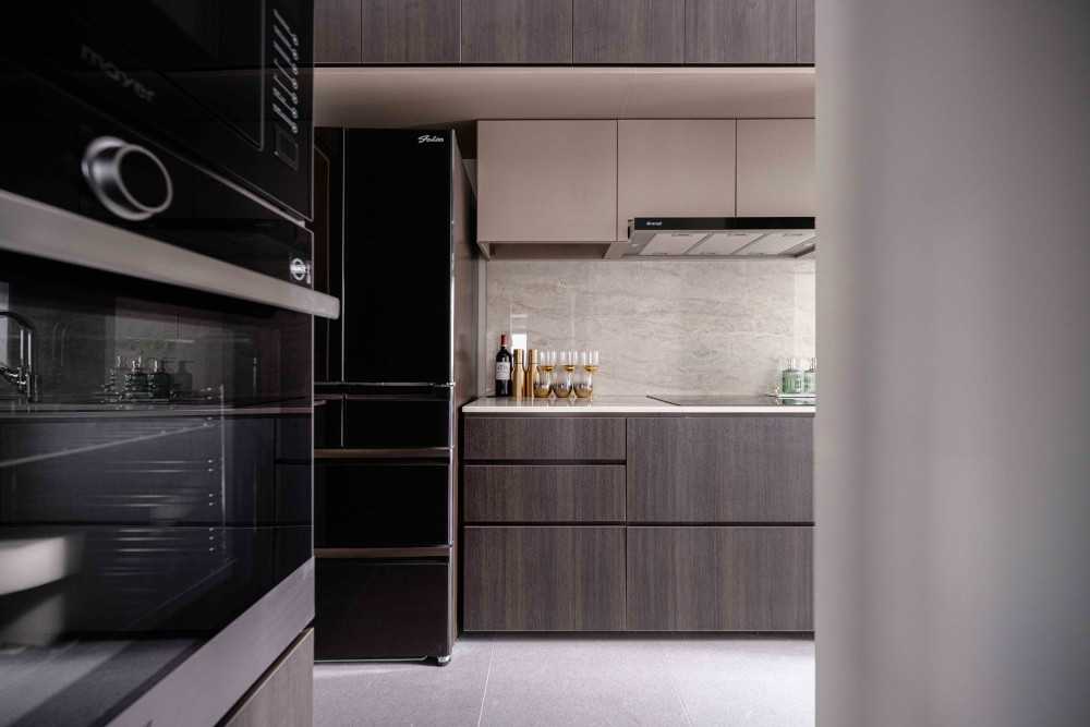 Modern Kitchen with Kitchen Backsplash and Kitchen Accessories