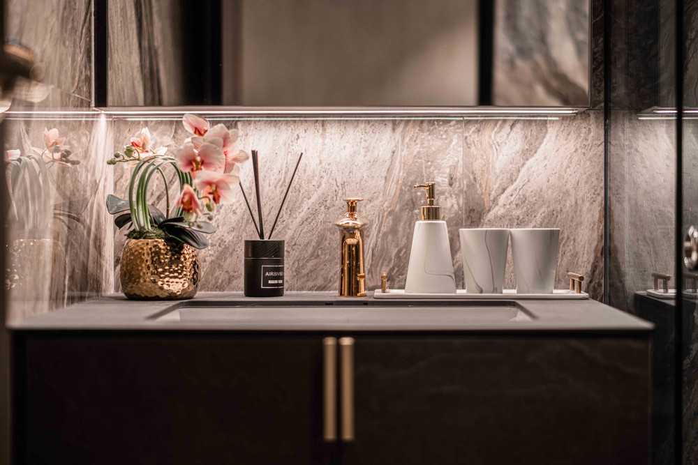 Modern Bathroom with Mirror and Bathroom Storage