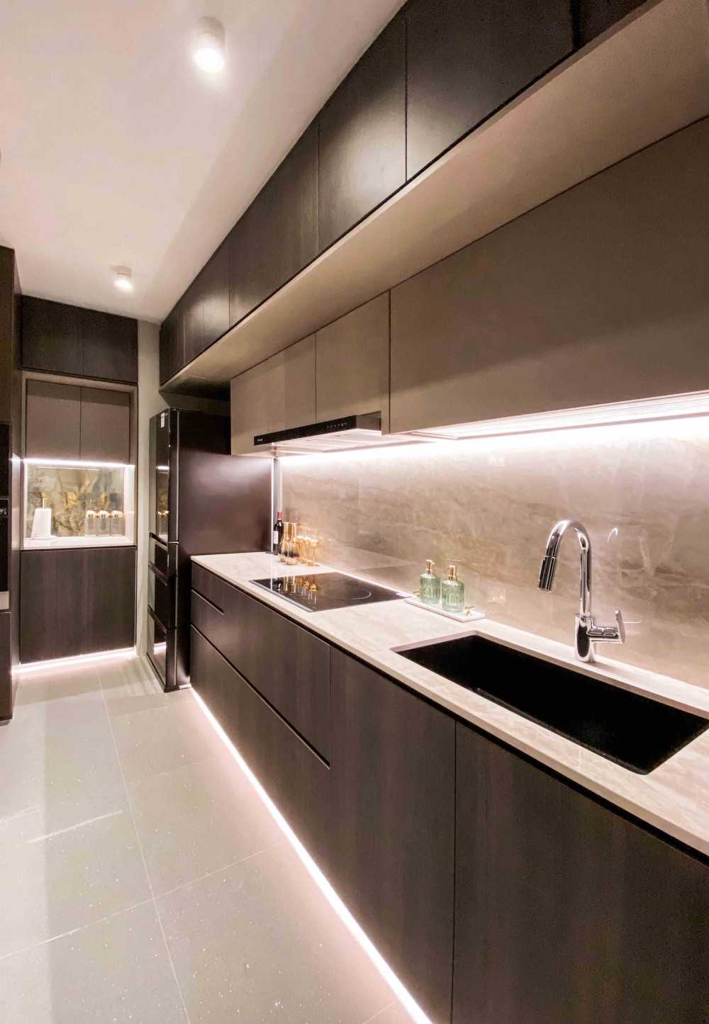 Modern Kitchen with Kitchen Island and Breakfast Counter