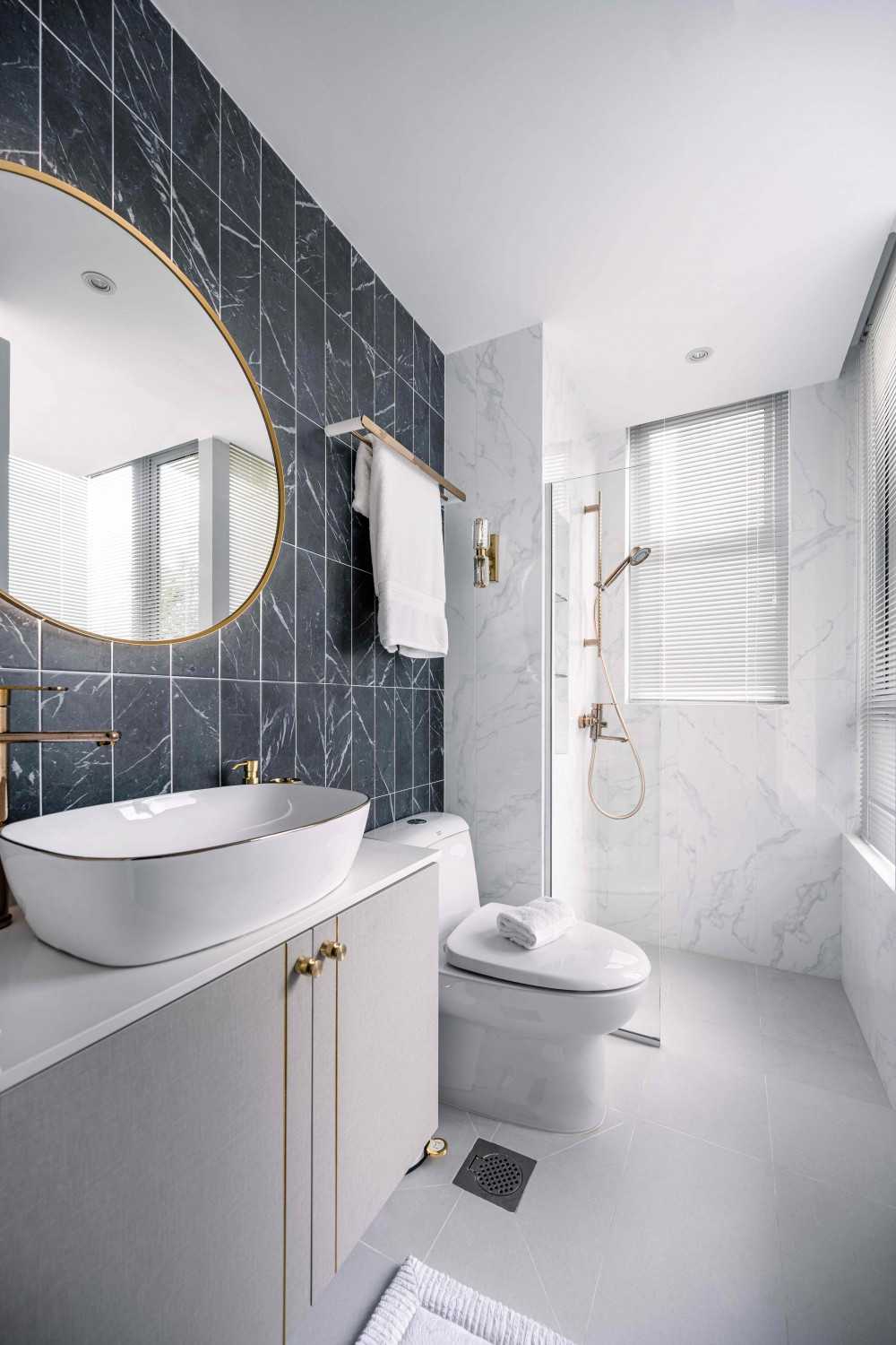 Modern Bathroom with Mirror and Bathtub