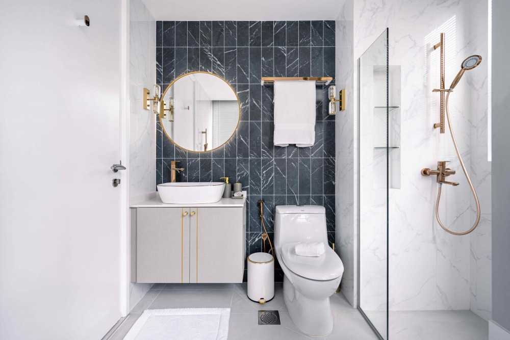 Modern Bathroom with Mirror and Bathroom Storage