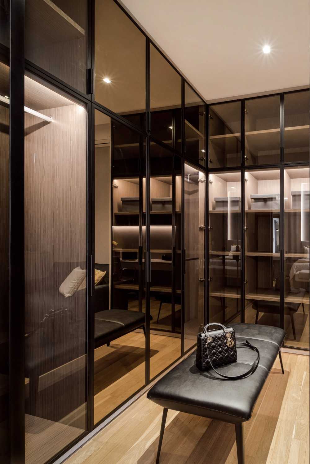 Contemporary Walk-in Wardrobe with Mirror and Wardrobe
