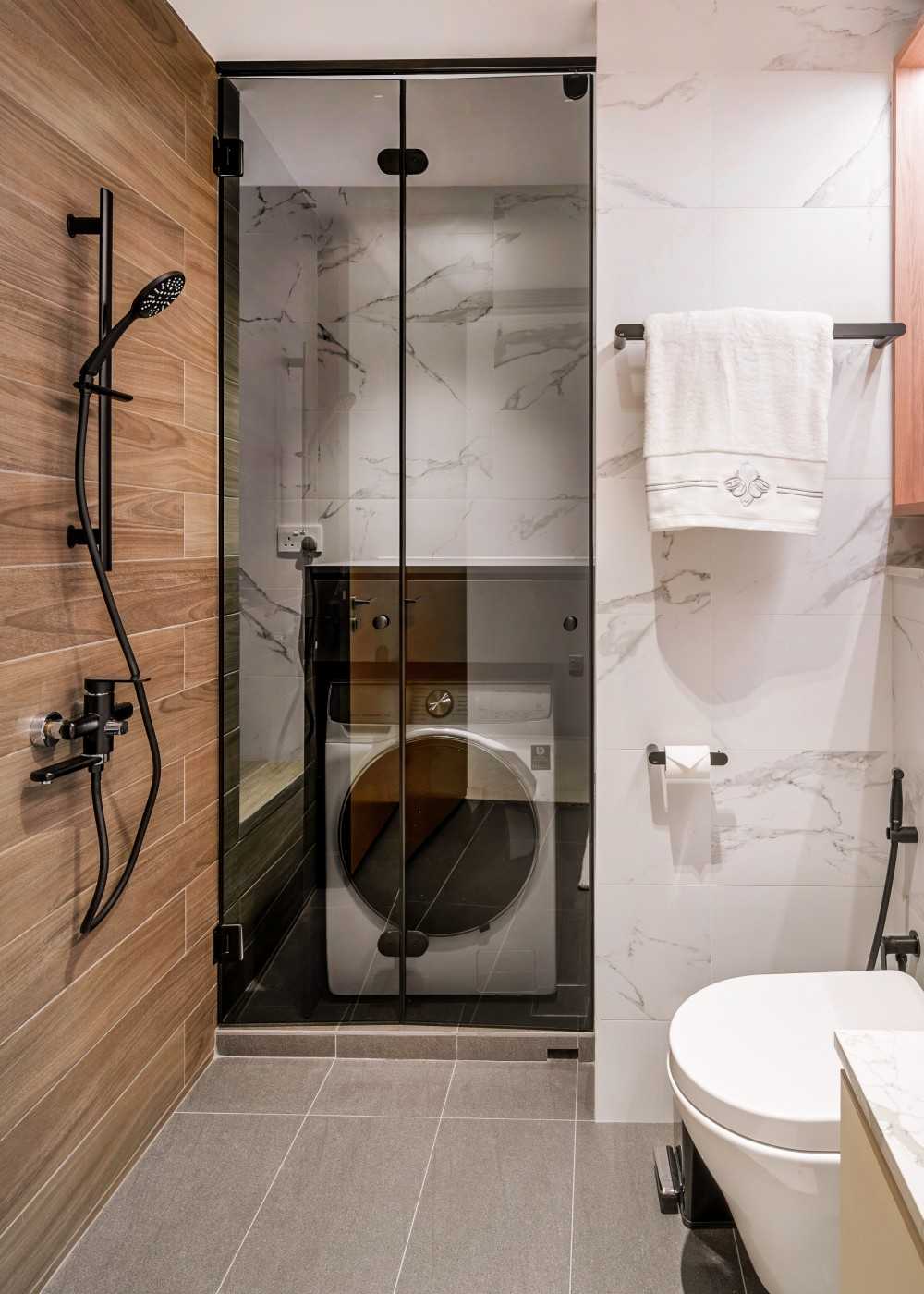 Contemporary Bathroom with Mirror and Bathroom Storage