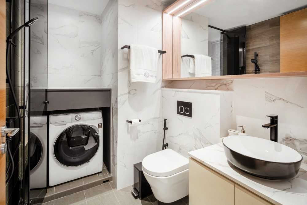 Contemporary Bathroom with Mirror and Bathroom Storage