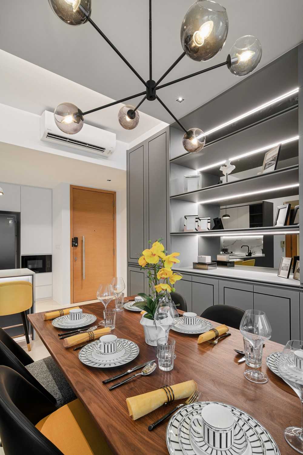 Contemporary Dining Room with Dining Table and Dining Chairs