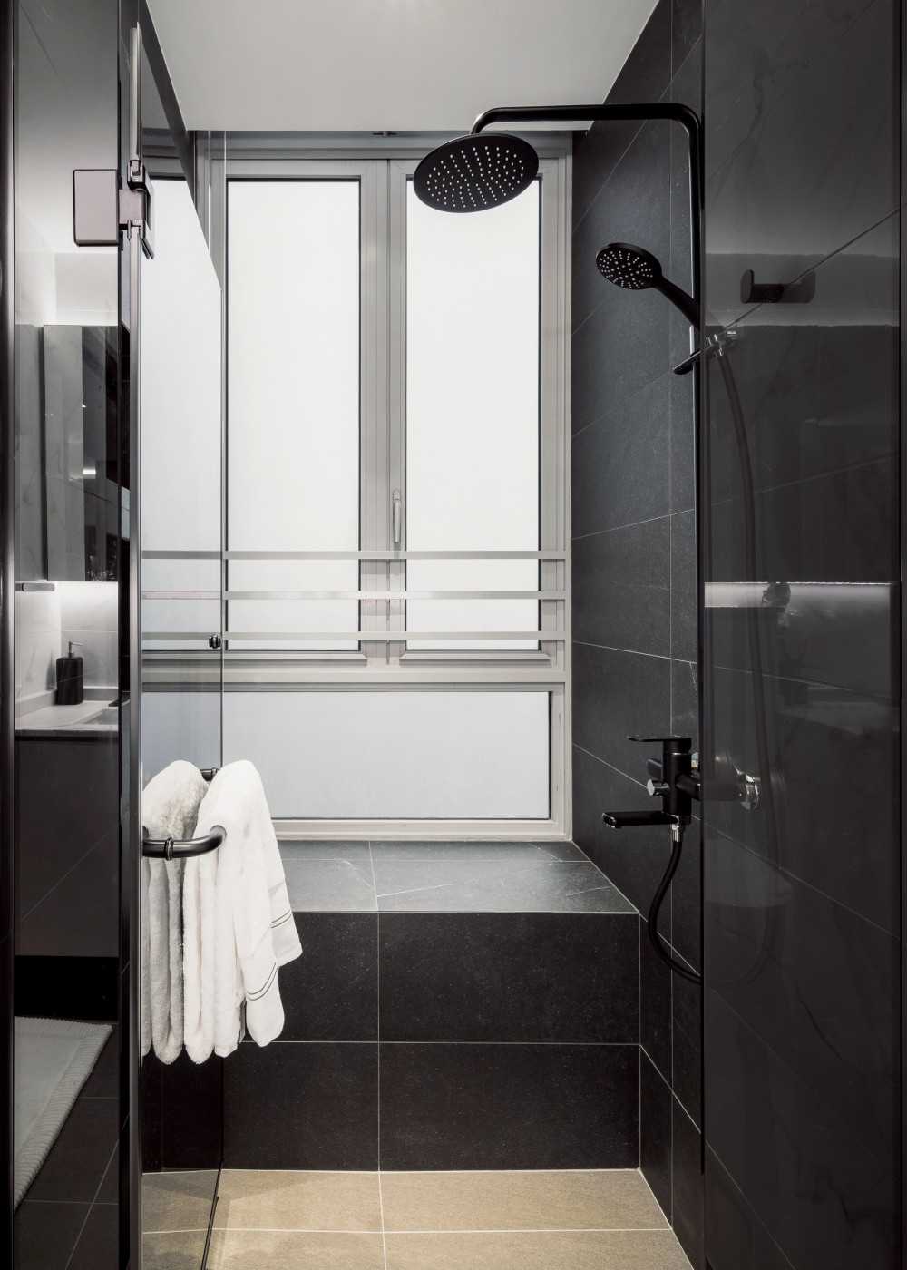 Contemporary Bathroom with Mirror and Bathroom Storage