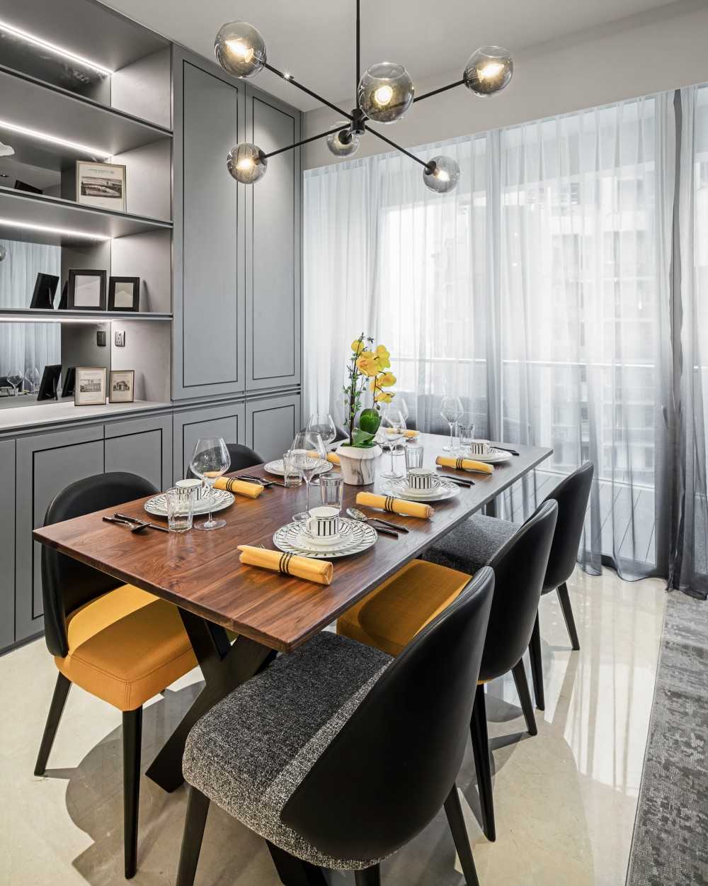 Contemporary Dining Room with Dining Table and Dining Chairs
