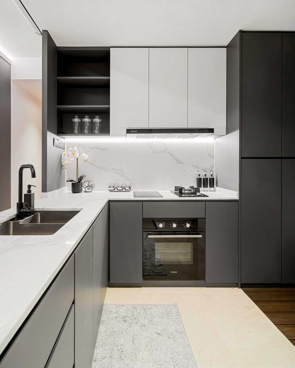 Contemporary Kitchen with Kitchen Island and Open Kitchen
