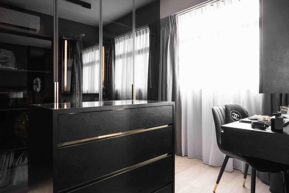 Contemporary Walk-in Wardrobe with Mirror and Wardrobe