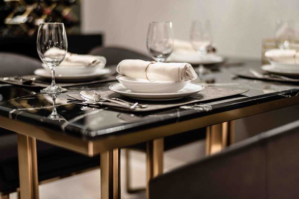 Contemporary Dining Room with Dining Table and Dining Chairs