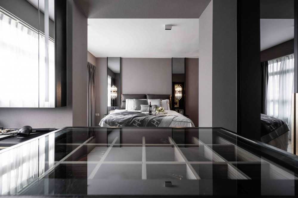 Contemporary Walk-in Wardrobe with Mirror and Wardrobe