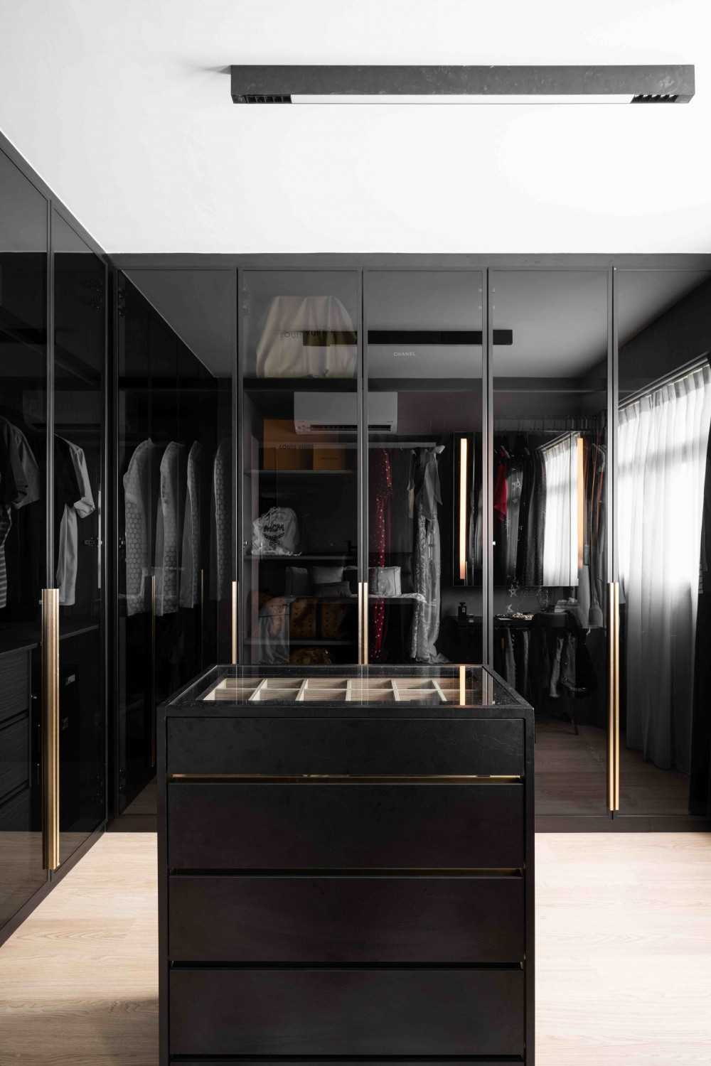Contemporary Walk-in Wardrobe with Mirror and Wardrobe