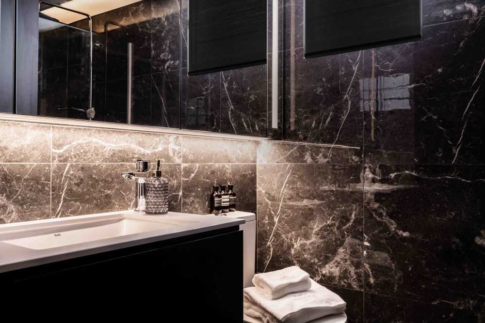 Contemporary Bathroom with Mirror and Bathroom Storage