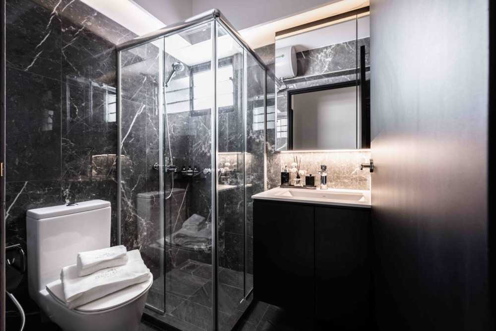 Contemporary Bathroom with Mirror and Bathroom Storage