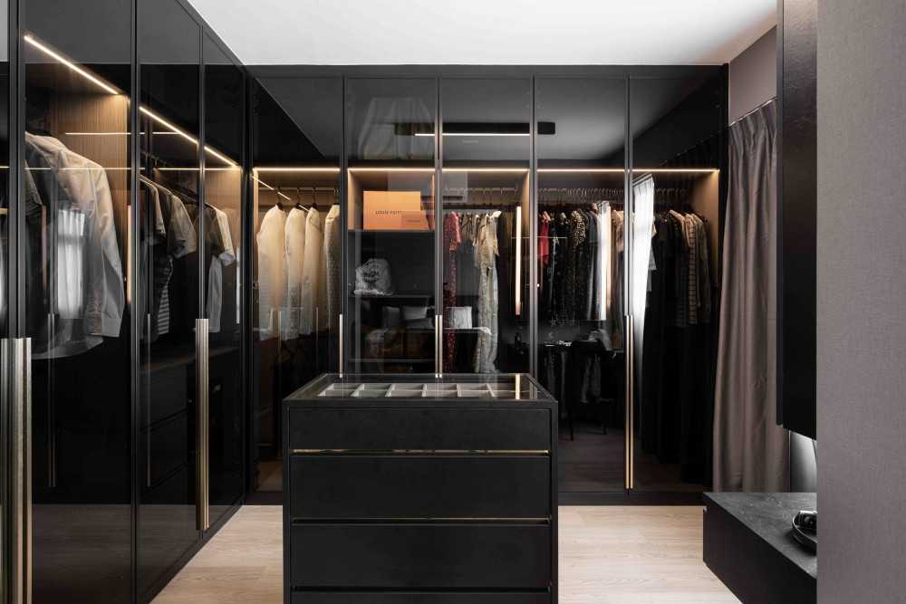 Contemporary Walk-in Wardrobe with Mirror and Wardrobe