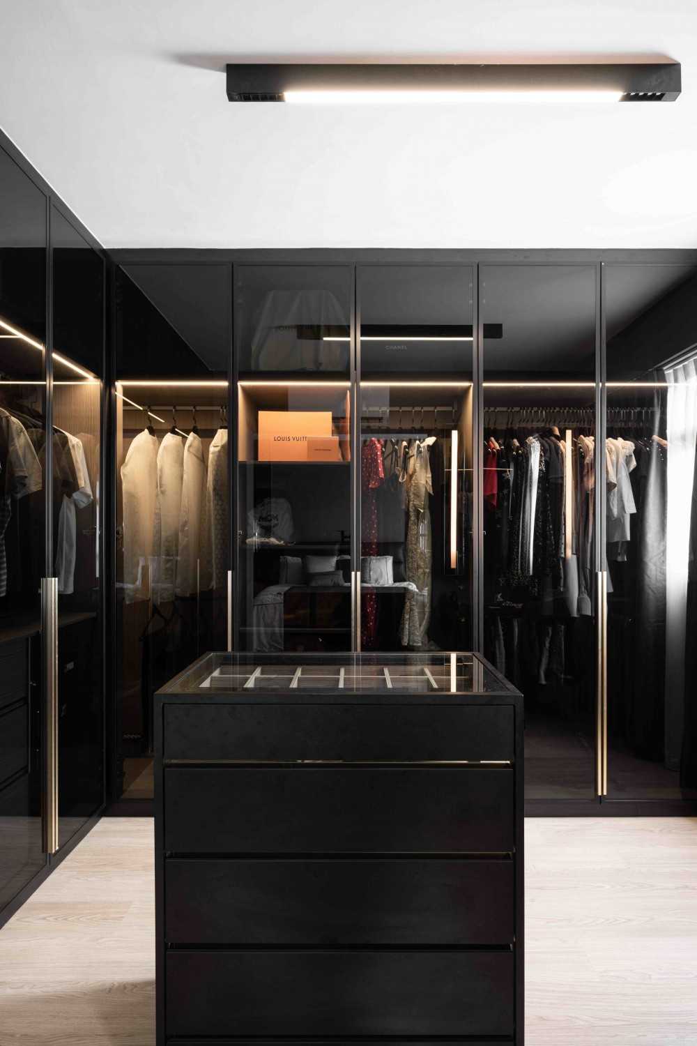Contemporary Walk-in Wardrobe with Mirror and Wardrobe