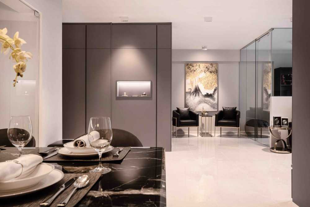 Contemporary Dining Room with Dining Table and Dining Chairs