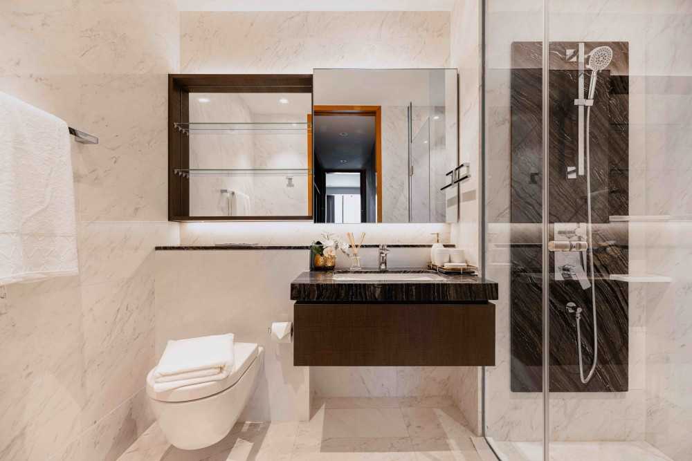 Modern Bathroom with Mirror and Bathroom Storage