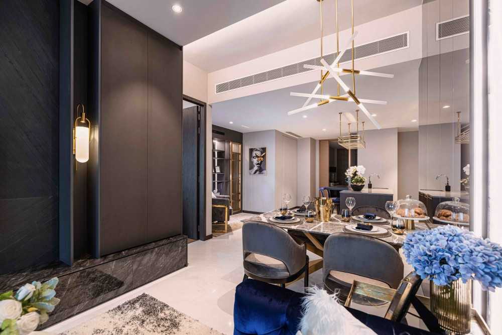 Modern Dining Room with Dining Table and Dining Chairs