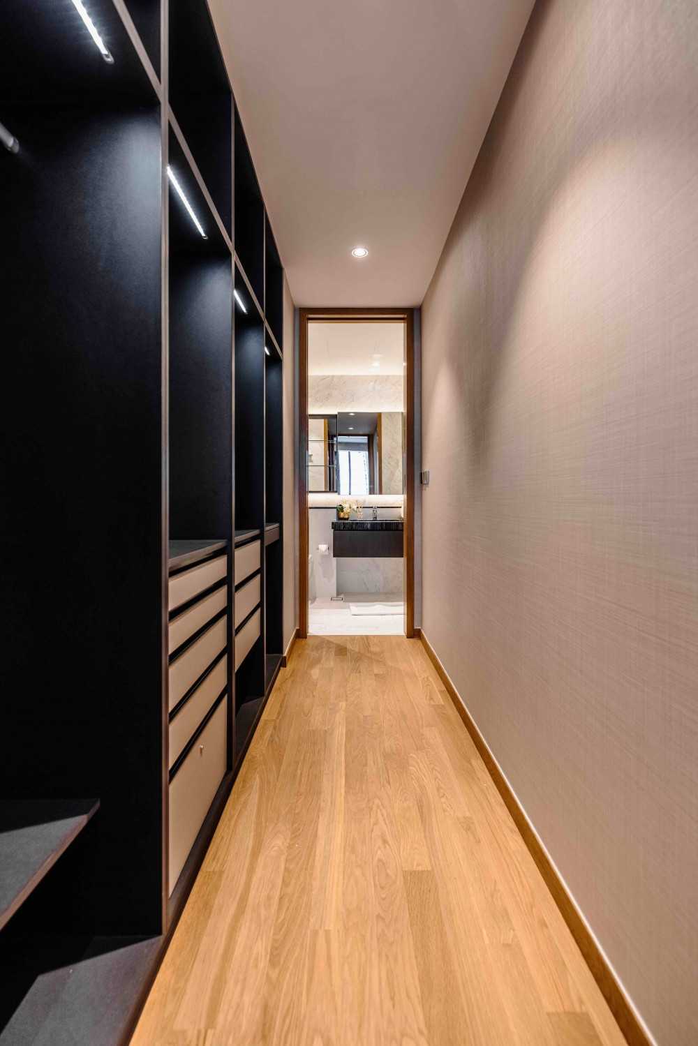 Modern Walk-in Wardrobe with Mirror and Wardrobe