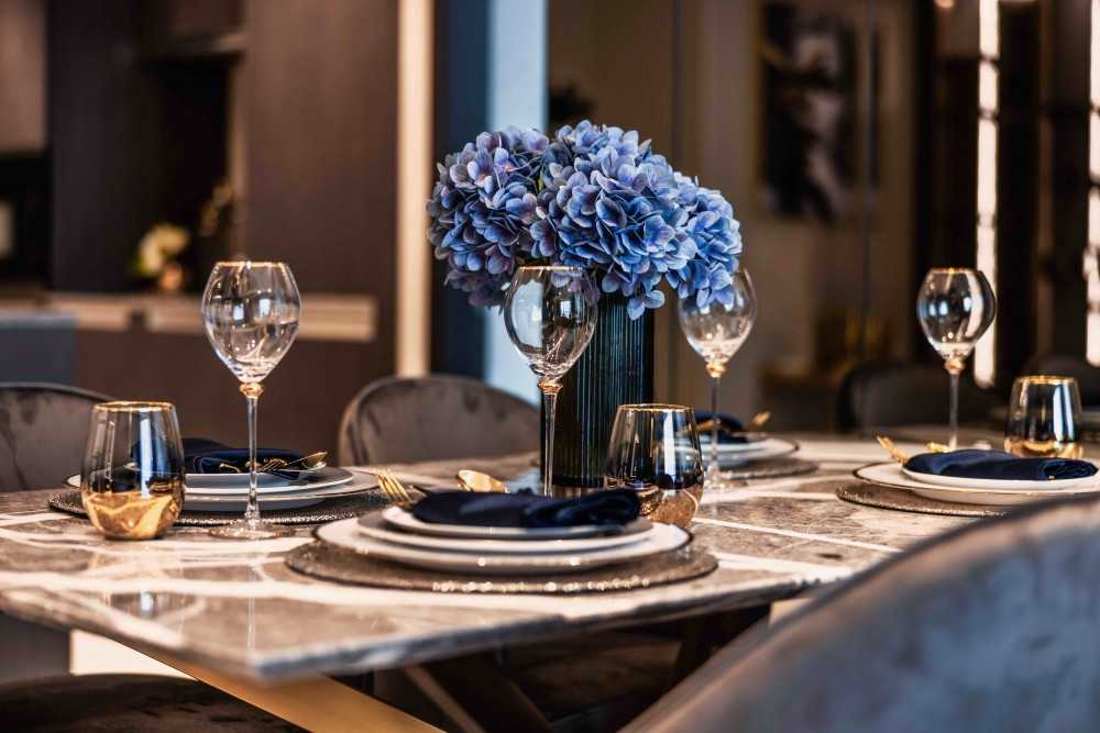 Modern Dining Room with Dining Table and Dining Chairs