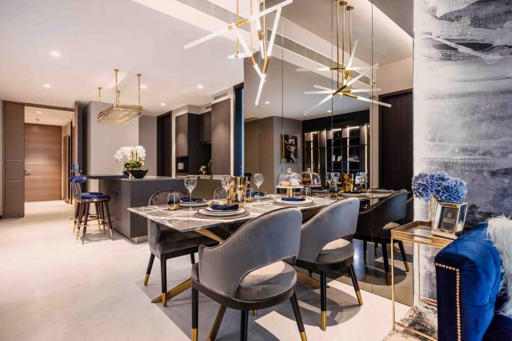 Modern Dining Room with Dining Table and Dining Chairs