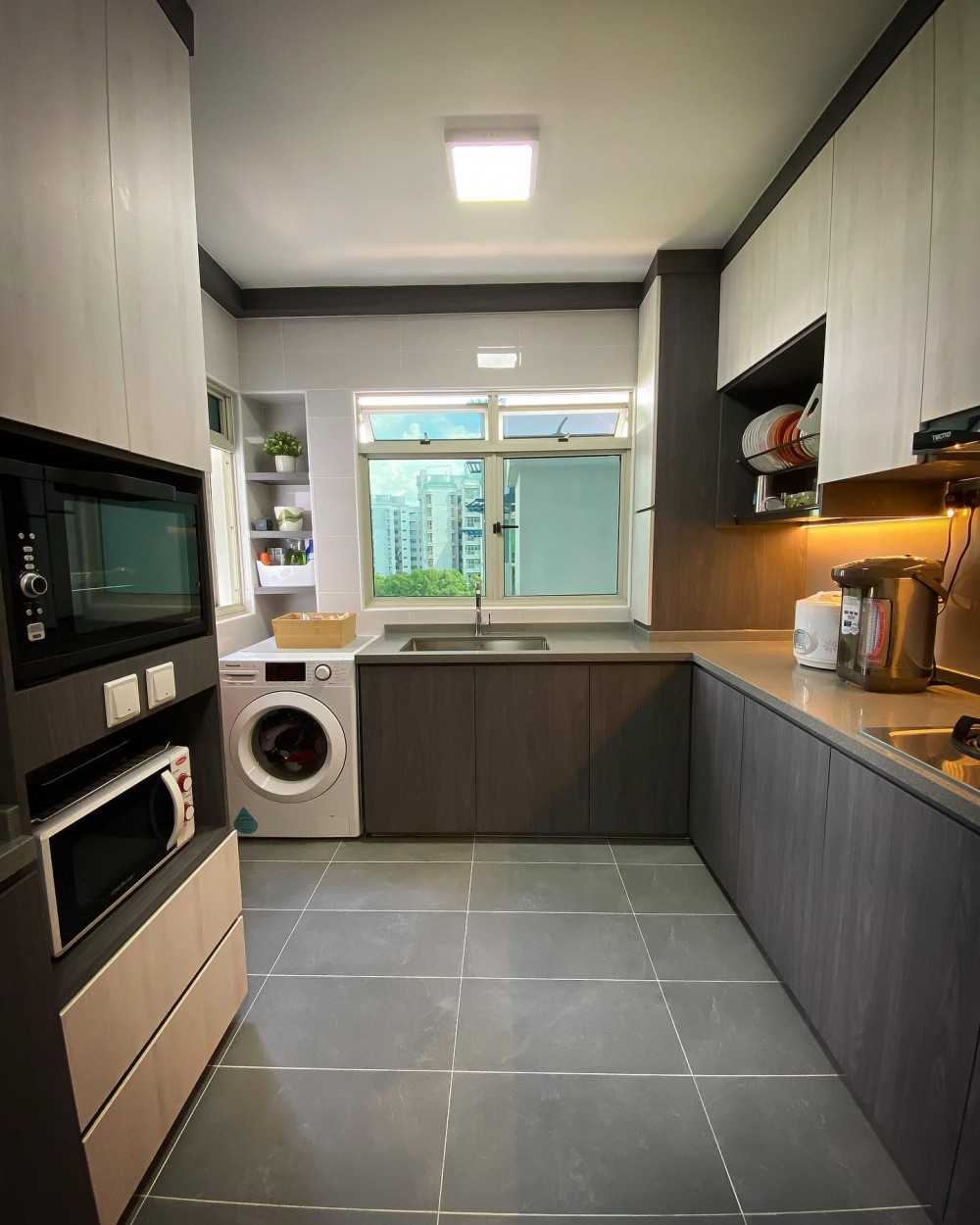 Transitional Kitchen with Countertop and Homogeneous Tiles