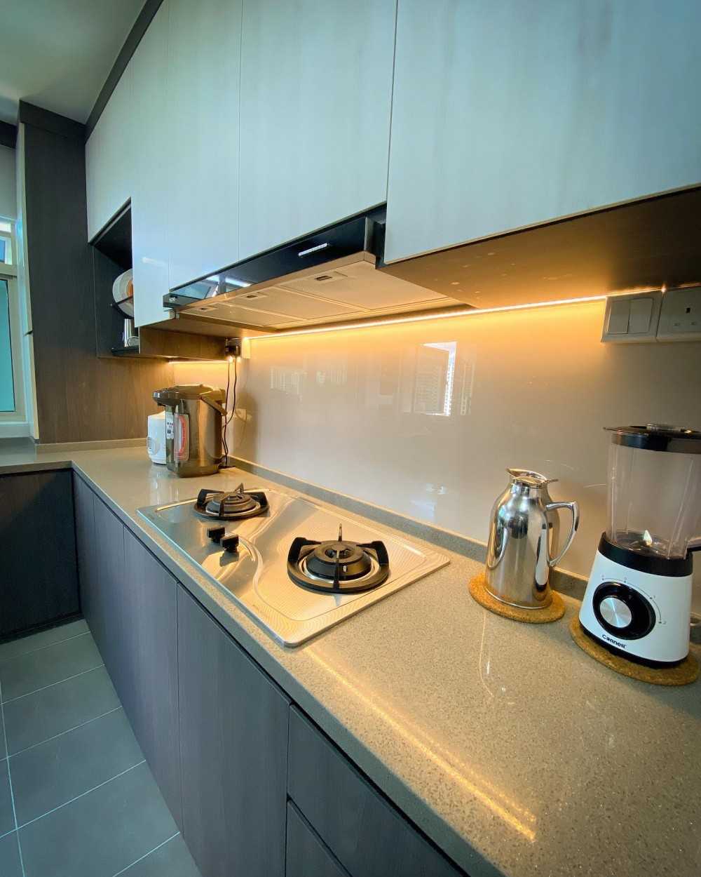 Transitional Kitchen with Countertop and Homogeneous Tiles