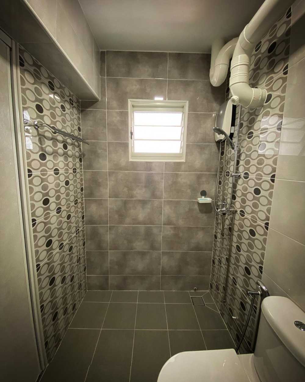 Transitional Bathroom with Homogeneous Tiles and Bathroom Accessories