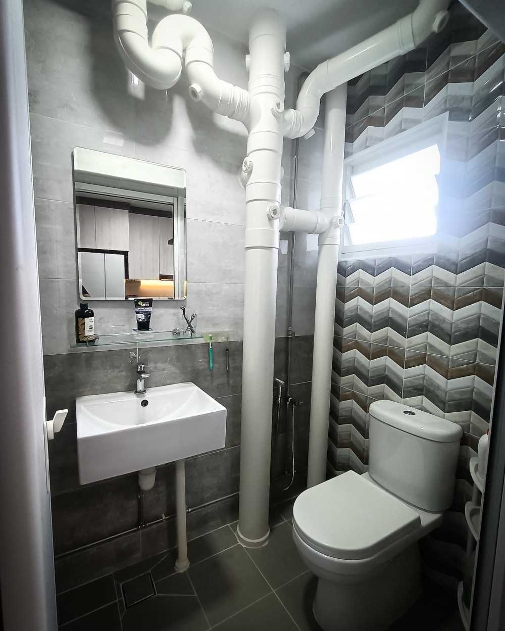 Transitional Bathroom with Homogeneous Tiles and Mirror