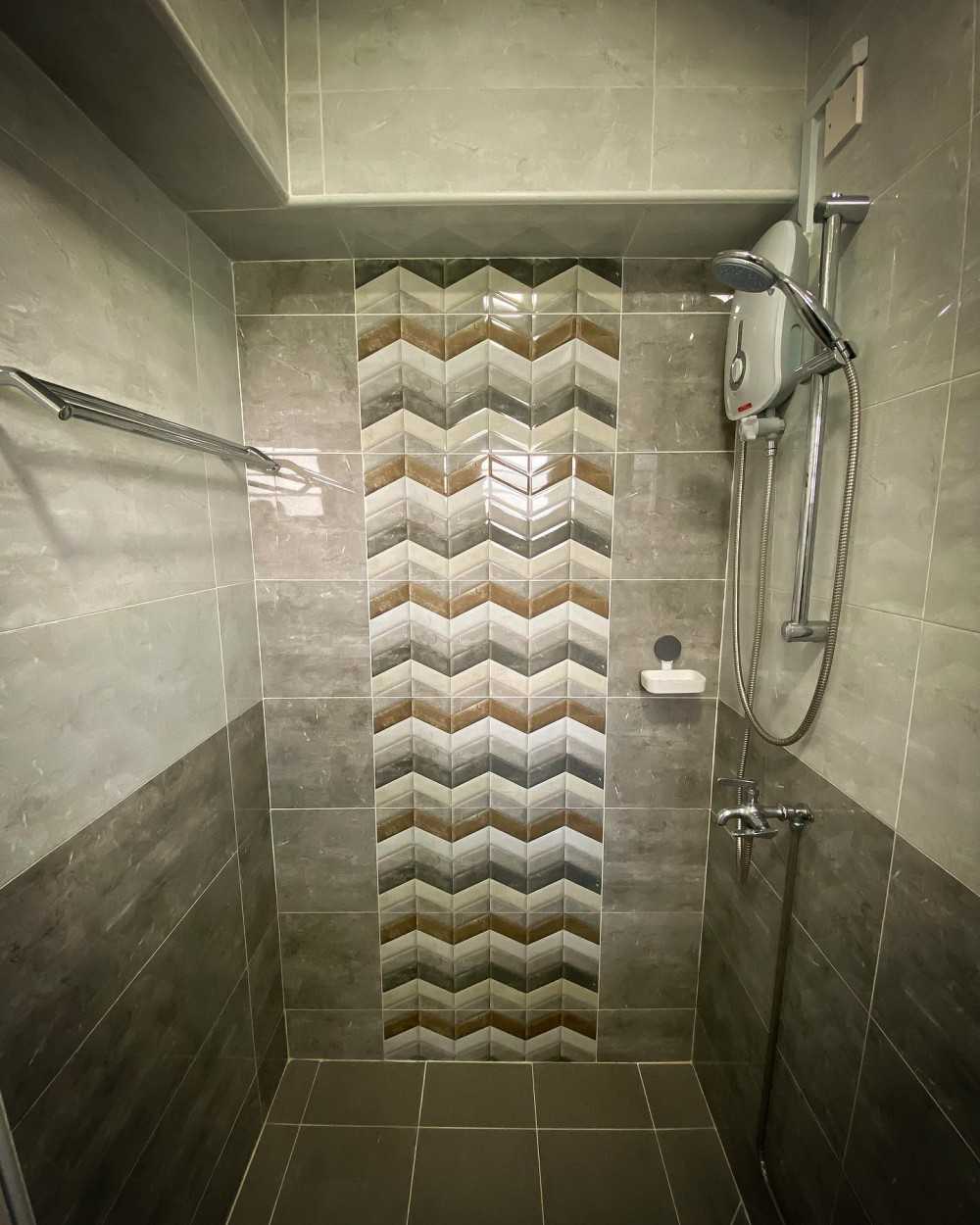 Transitional Bathroom with Homogeneous Tiles and Bathroom Accessories
