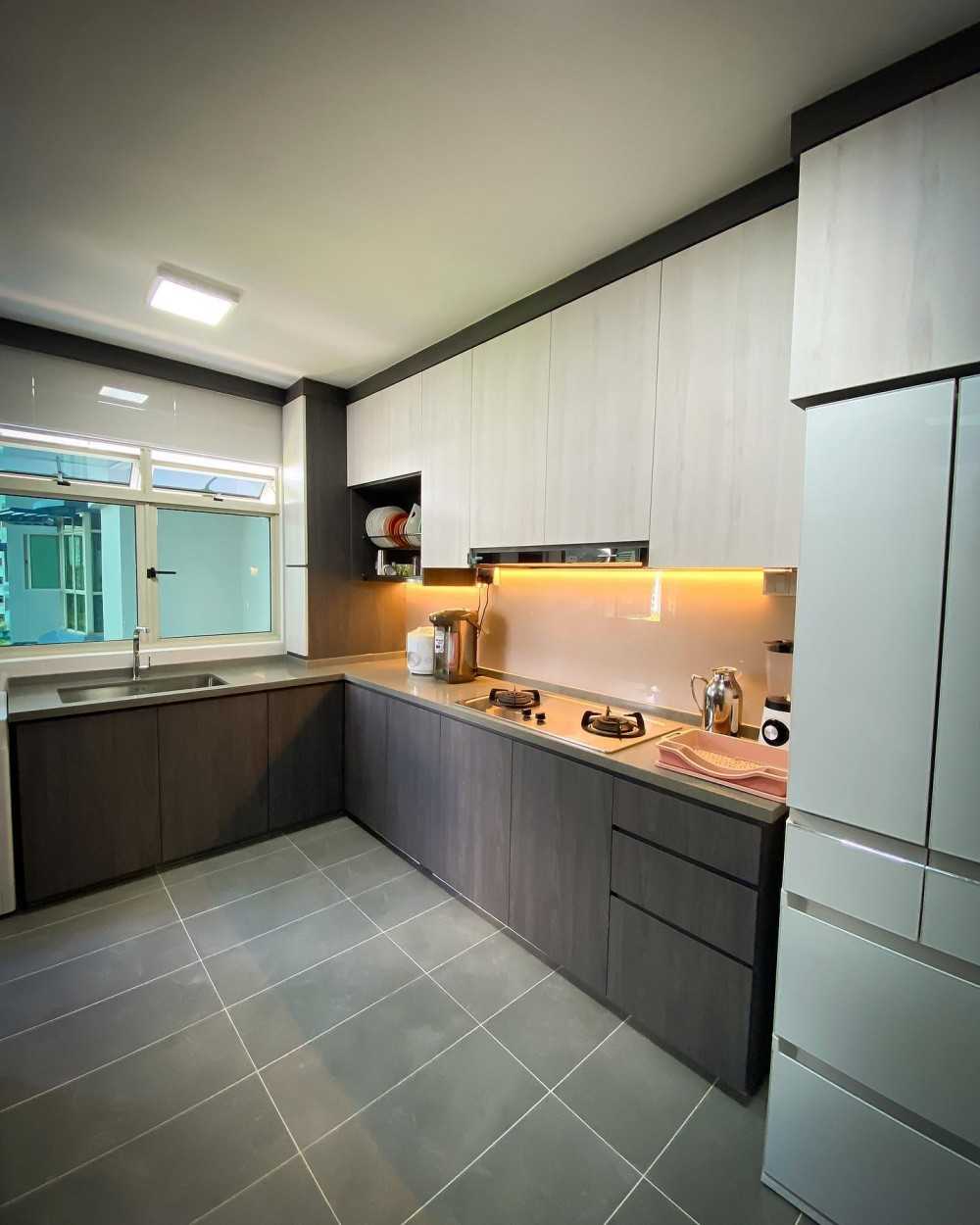 Transitional Kitchen with Countertop and Homogeneous Tiles
