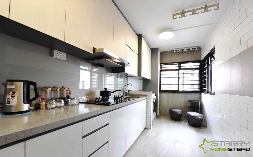 Modern Kitchen with Kitchen Backsplash and Kitchen Cabinets